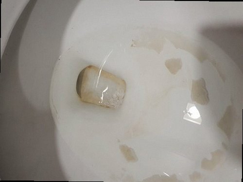 부산 서구 초장동 하수구막힘 배수구 주변의 물 빠짐과 역류 여부를 확인하는 모습